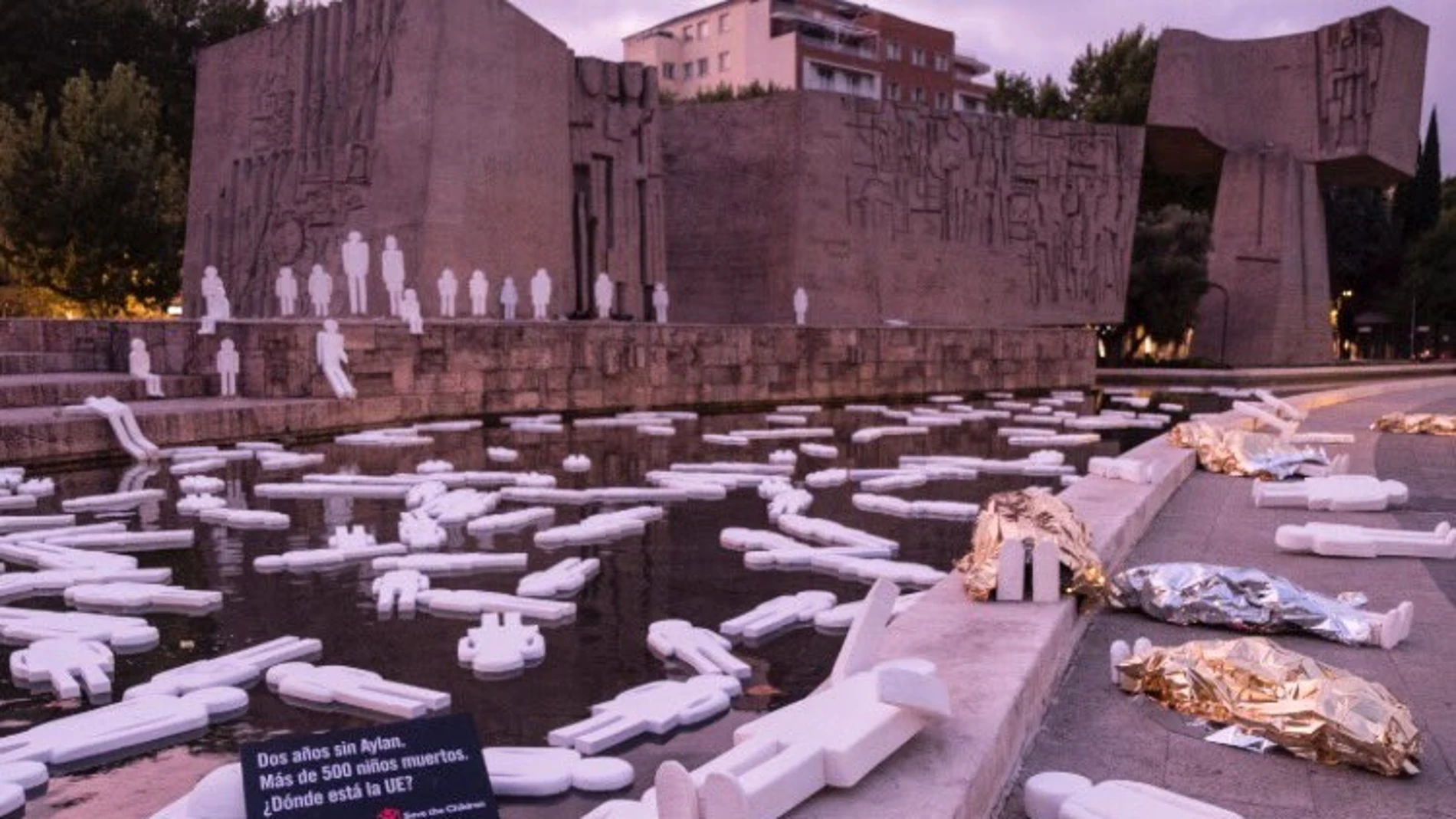 Homenaje de una playa en Madrid con cerca de 500 siluetas, una por cada niño refugiado muerto en el Mediterráneo
