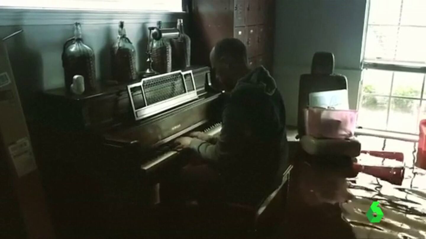 Conmovedor v&iacute;deo de un afectado por 'Harvey' tocando el piano en su casa inundada