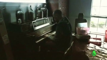 Conmovedor vídeo de un afectado por 'Harvey' tocando el piano en su casa inundada