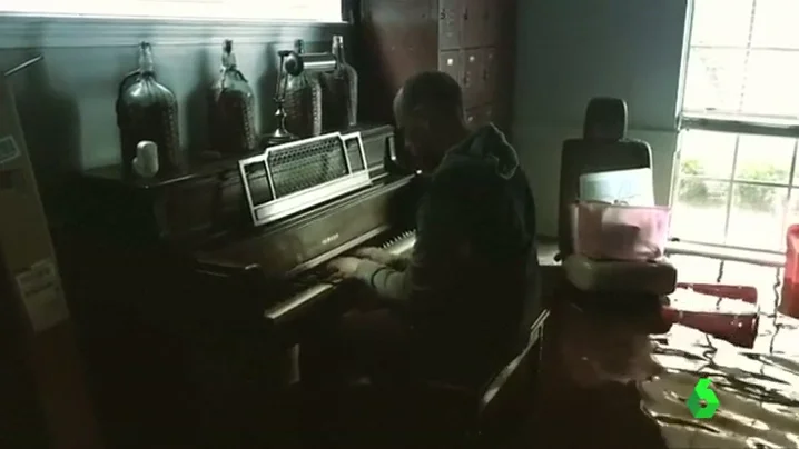 Conmovedor vídeo de un afectado por 'Harvey' tocando el piano en su casa inundada