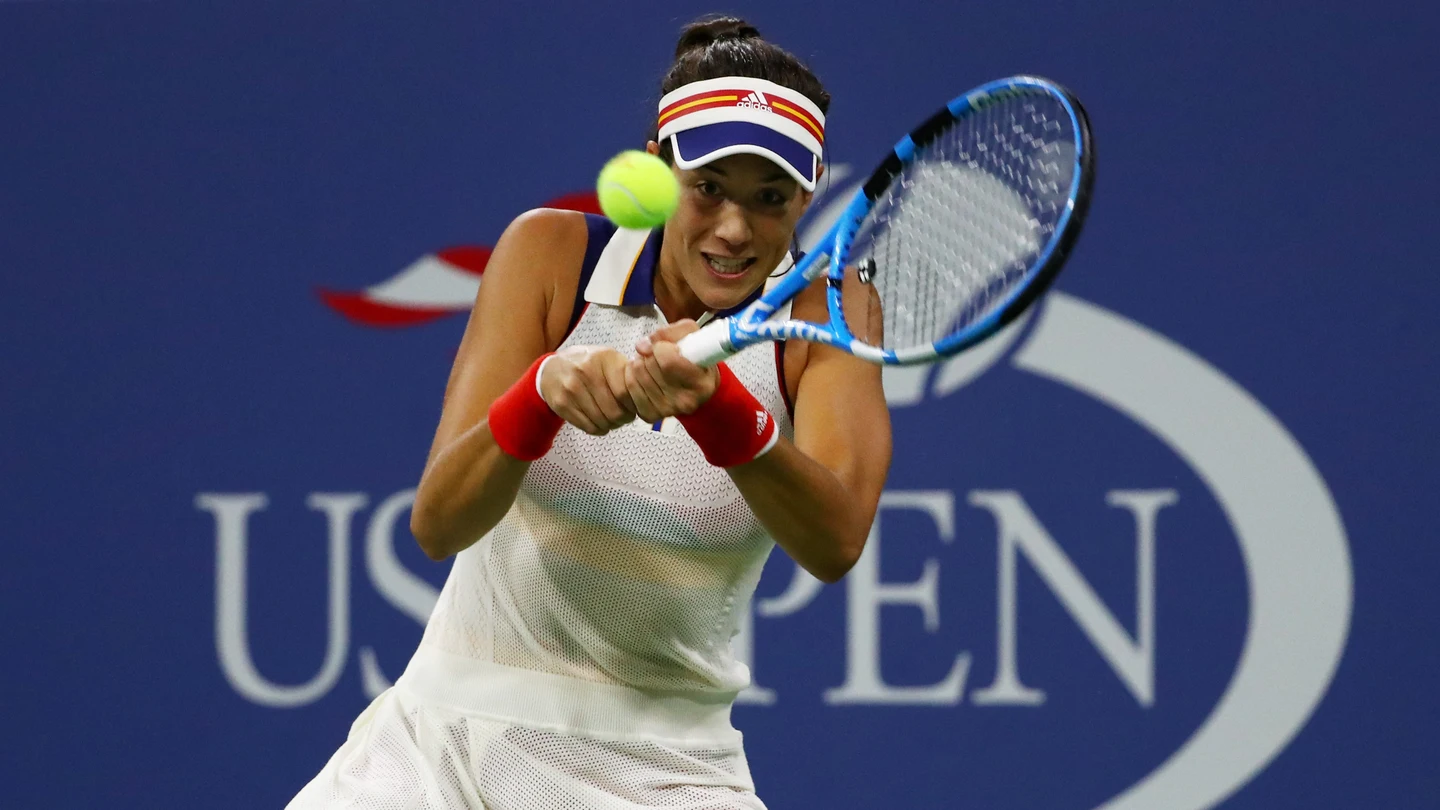 Muguruza devuelve la bola a su rival en el US Open Muguruza devuelve la bola a su rival en el US Open