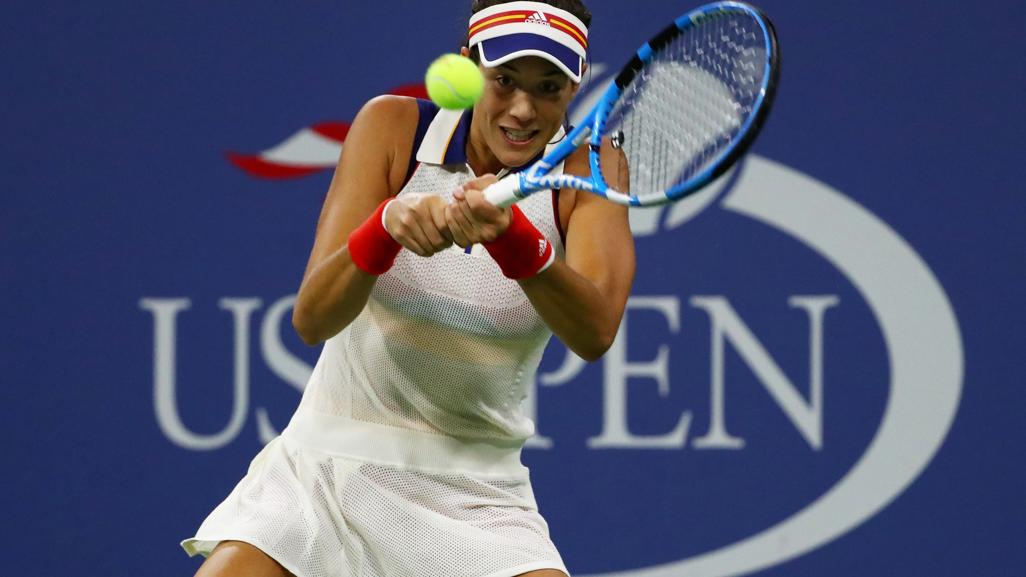 Muguruza devuelve la bola a su rival en el US Open