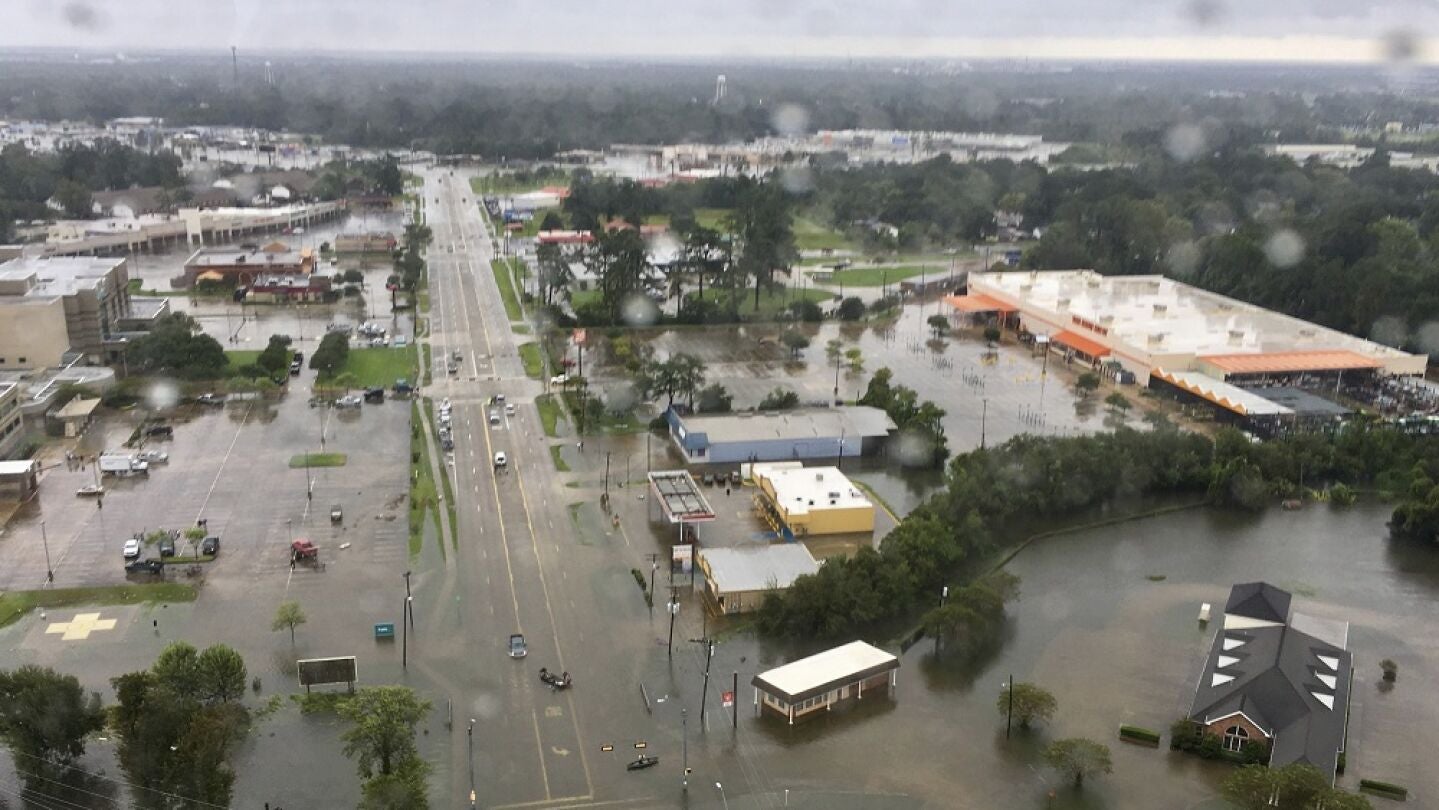 Vista a&eacute;rea tomada desde un helic&oacute;ptero que muestra el estado en el que ha quedado el &aacute;rea de Puerto Arthur, Texas, Estados Unidos, tras el paso del hurac&aacute;n Harvey