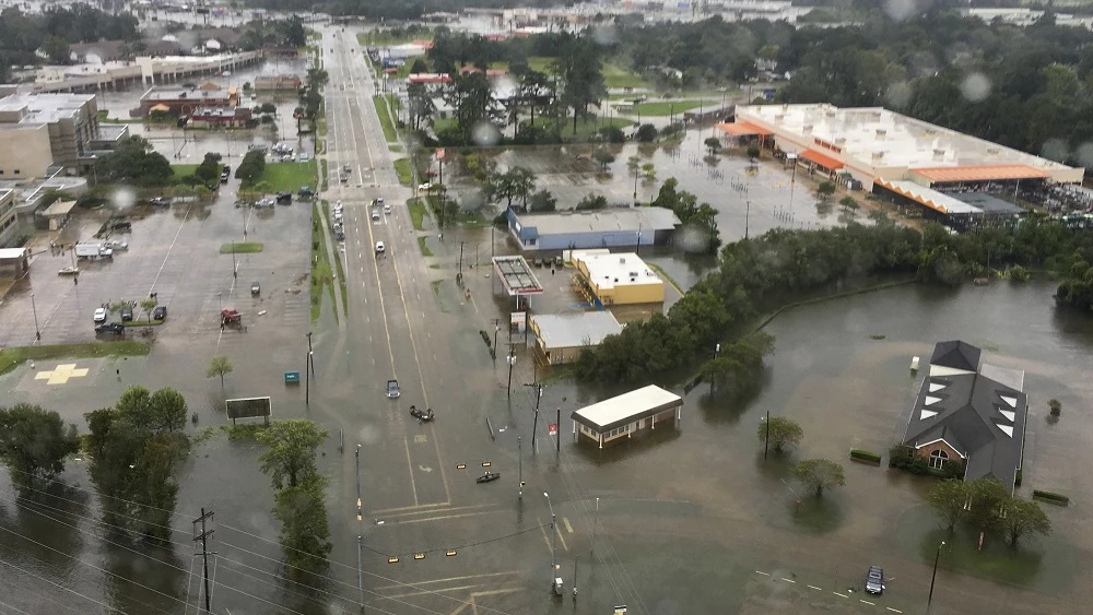 Vista aérea tomada desde un helicóptero que muestra el estado en el que ha quedado el área de Puerto Arthur, Texas, Estados Unidos, tras el paso del huracán Harvey