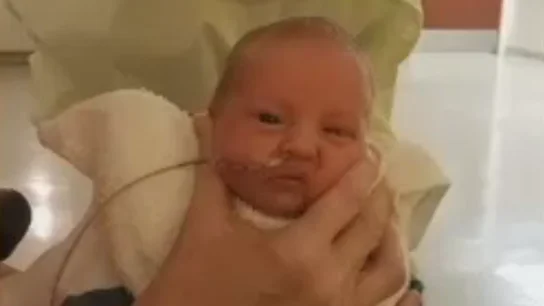 Jayden Fontenot con su hermano recién nacido Jayden Fontenot con su hermano recién nacido