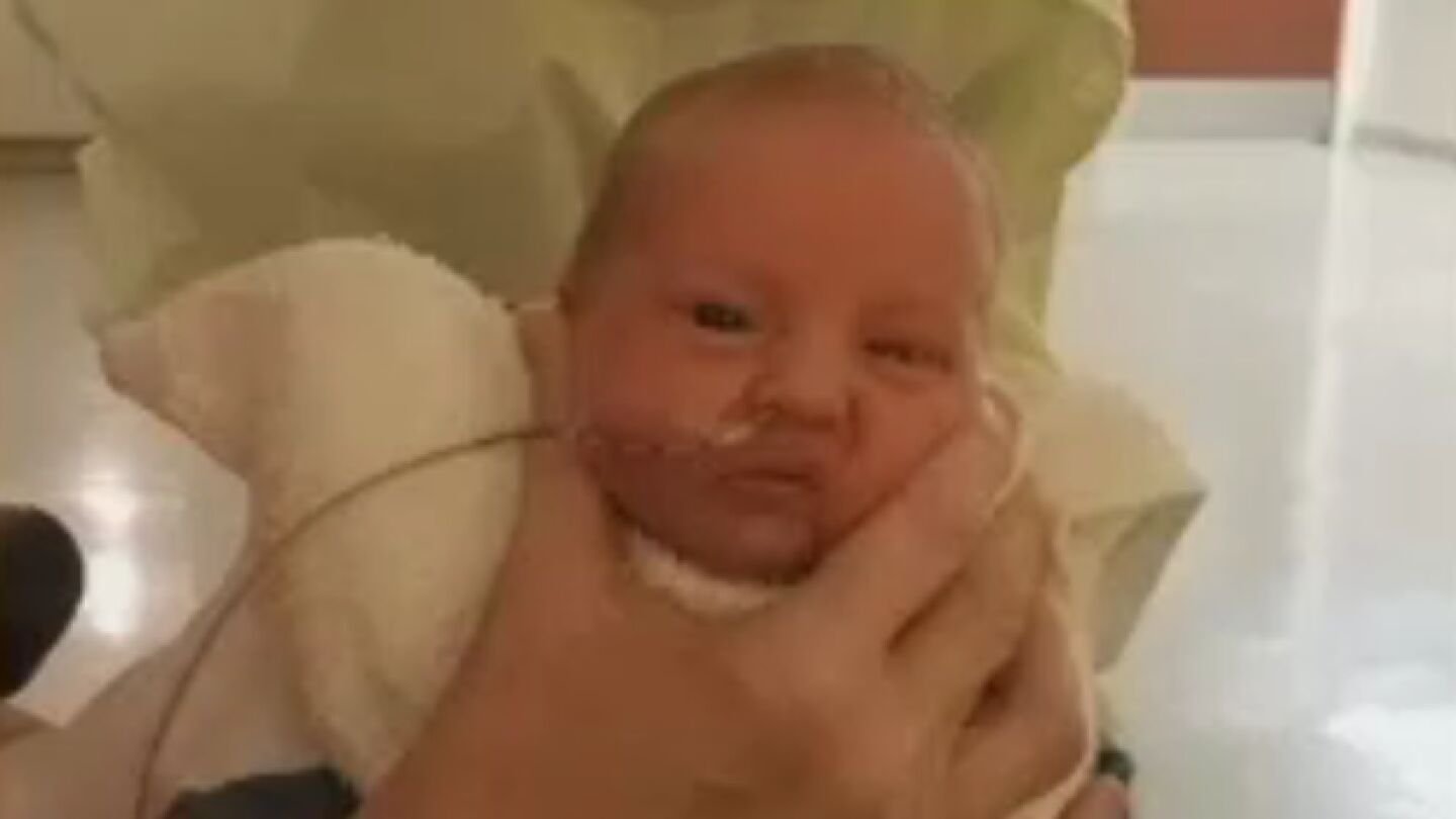 Jayden Fontenot con su hermano reci&eacute;n nacido