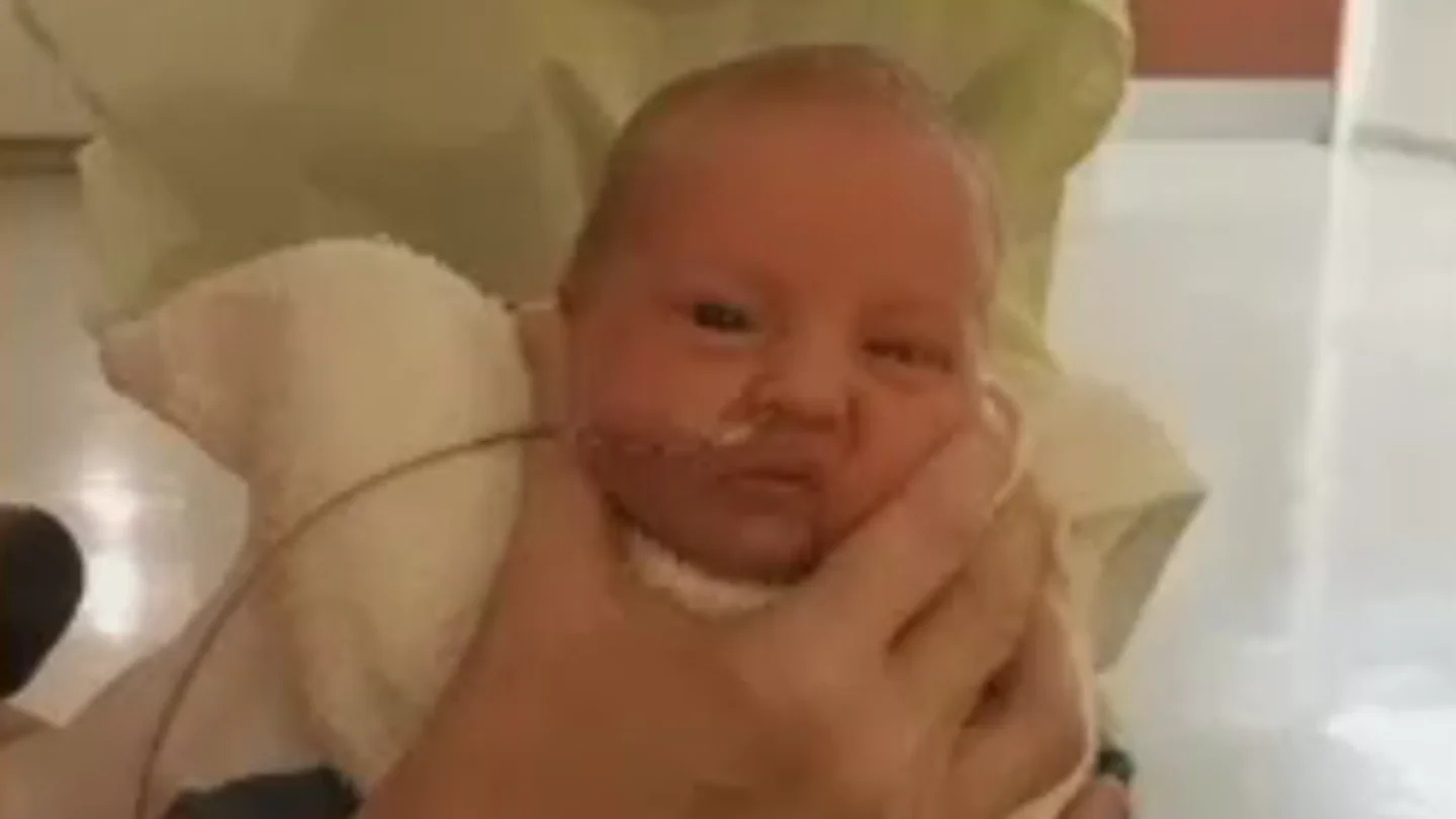 Jayden Fontenot con su hermano recién nacido Jayden Fontenot con su hermano recién nacido
