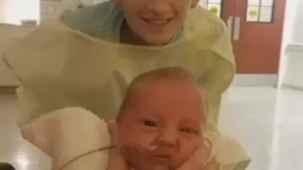 Jayden Fontenot con su hermano recién nacido