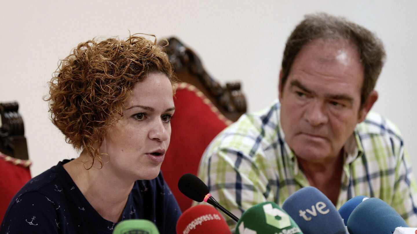 Raquel, la hermana de la fallecida Pilar Garrido, junto a su padre