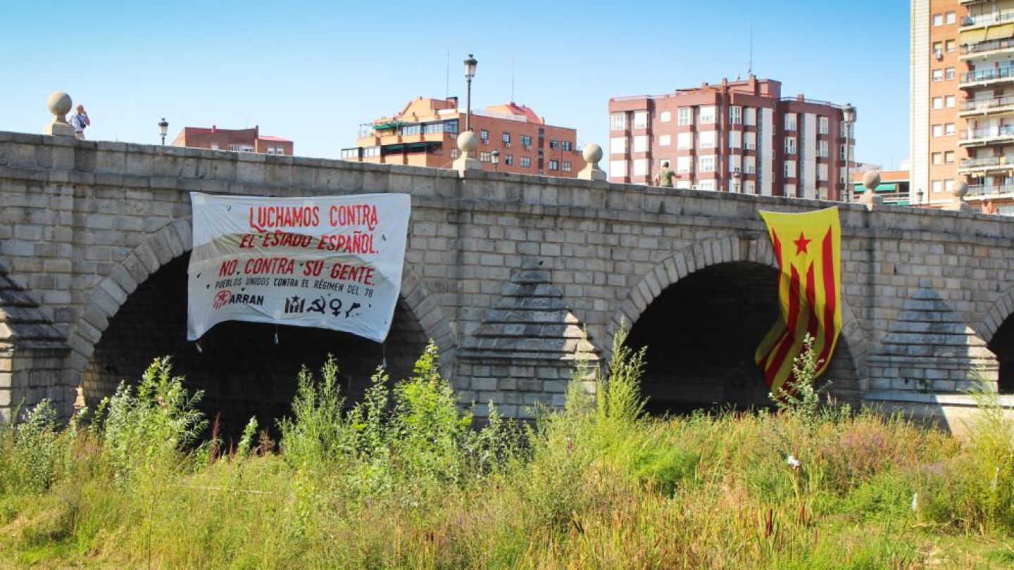 Una estelada y un cartel de Arran colgados en el madrile&ntilde;o Puente de Segovia 