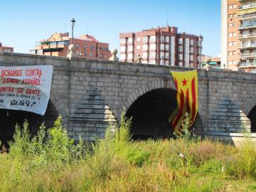 Una estelada y un cartel de Arran colgados en el madrileño Puente de Segovia Una estelada y un cartel de Arran colgados en el madrileño Puente de Segovia