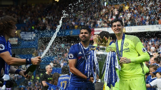 Courtois y Diego Costa posan con la Premier Courtois y Diego Costa posan con la Premier