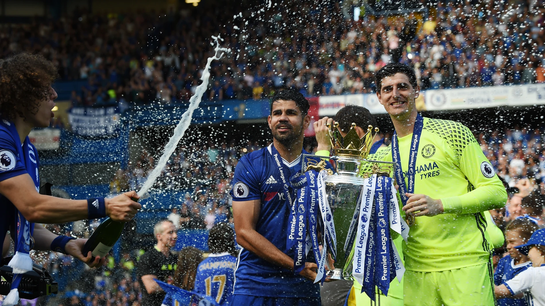 Courtois y Diego Costa posan con la Premier