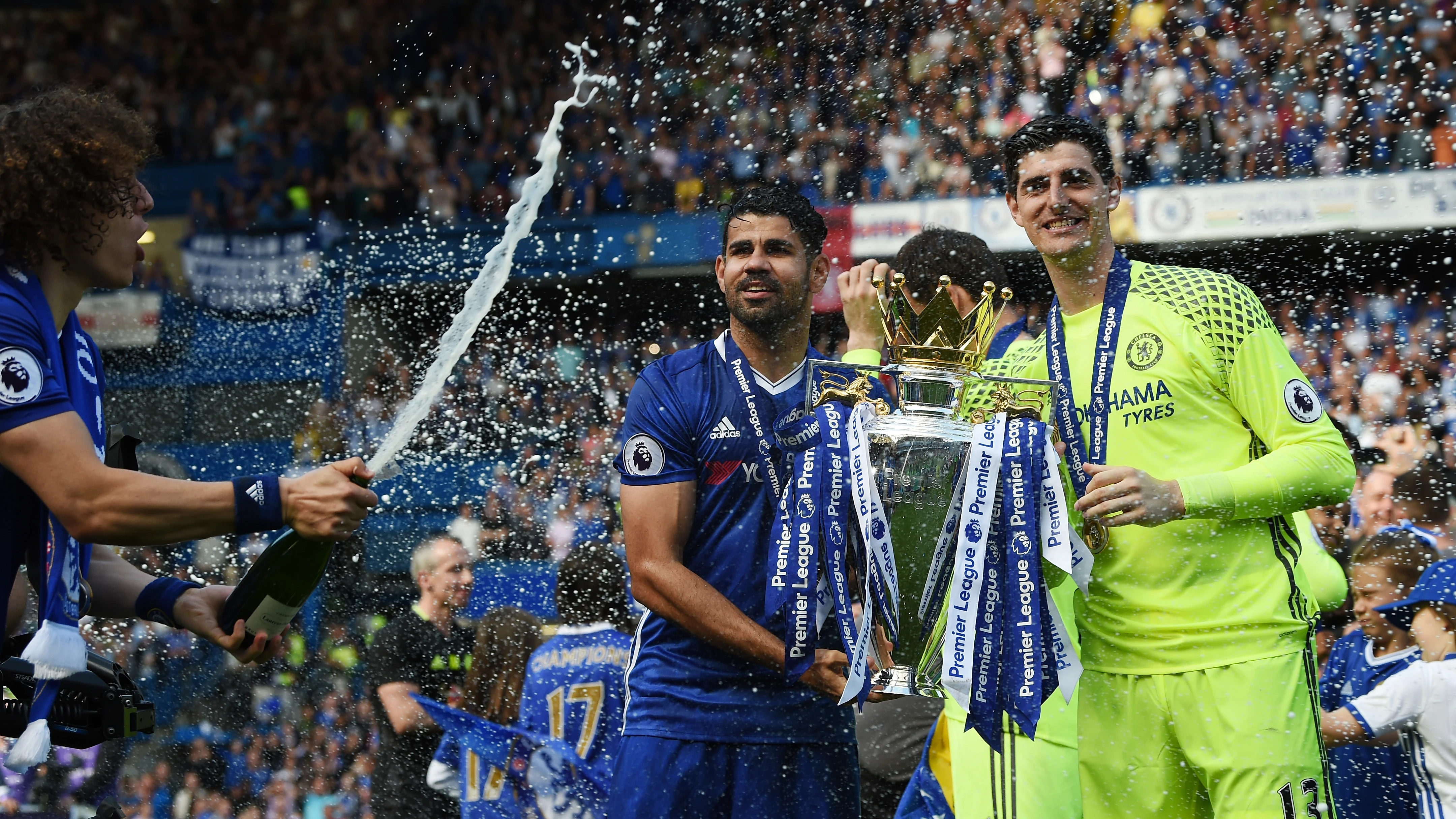 Courtois y Diego Costa posan con la Premier