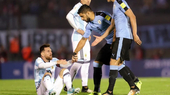 Suárez ayuda a Messi a levantarse Suárez ayuda a Messi a levantarse