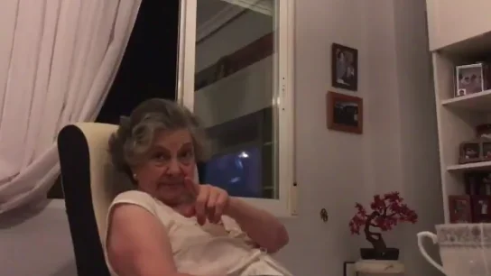 Una captura del vídeo de la reacción de la abuela, fan de Juego de Tronos Una captura del vídeo de la reacción de la abuela, fan de Juego de Tronos