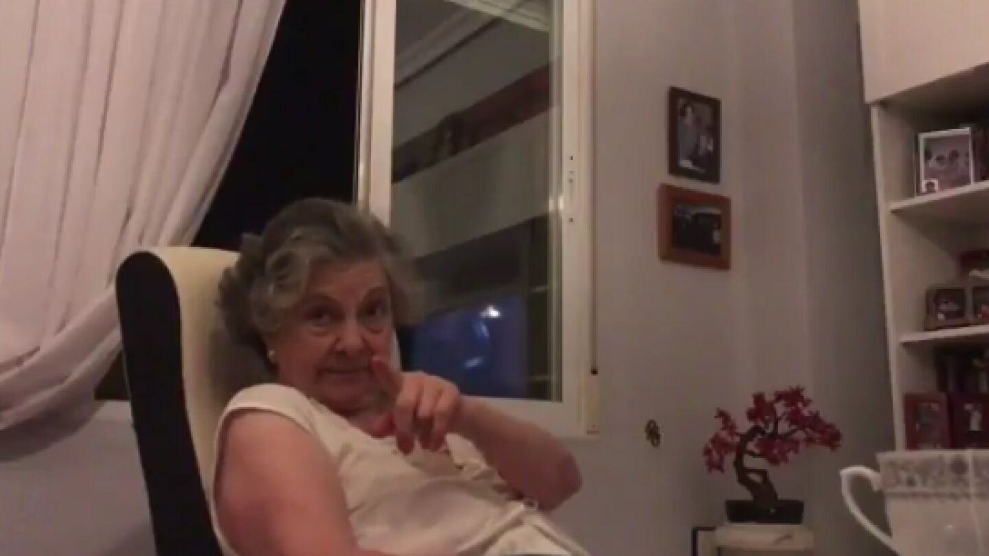 Una captura del v&iacute;deo de la reacci&oacute;n de la abuela, fan de Juego de Tronos