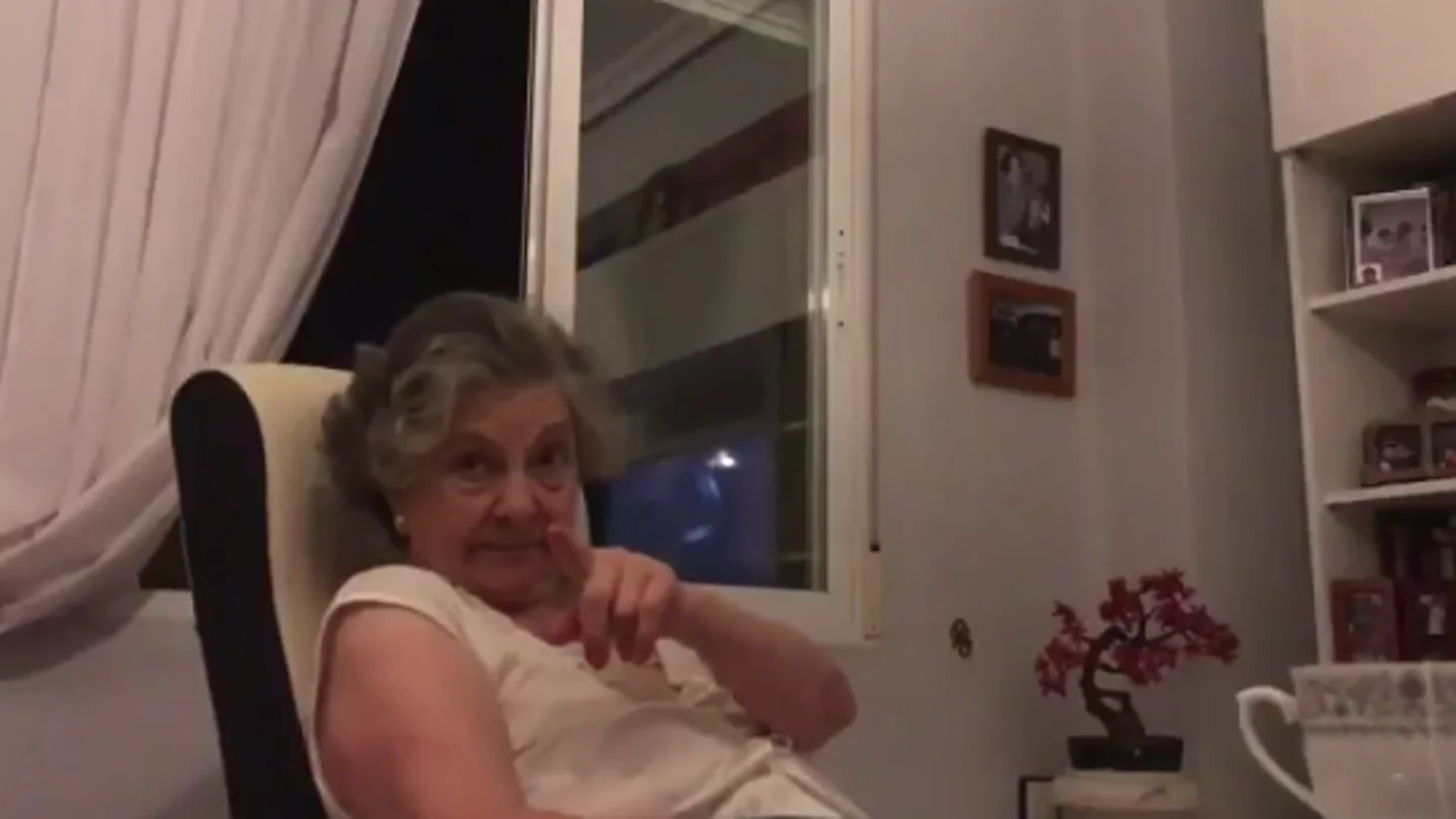 Una captura del vídeo de la reacción de la abuela, fan de Juego de Tronos Una captura del vídeo de la reacción de la abuela, fan de Juego de Tronos