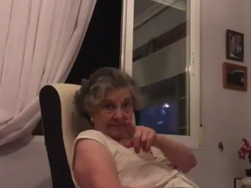 Una captura del vídeo de la reacción de la abuela, fan de Juego de Tronos