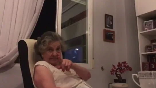 Una captura del vídeo de la reacción de la abuela, fan de Juego de Tronos