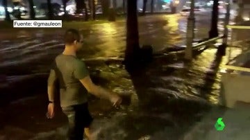 Una fuerte tormenta inunda en diez minutos las calles de Salou