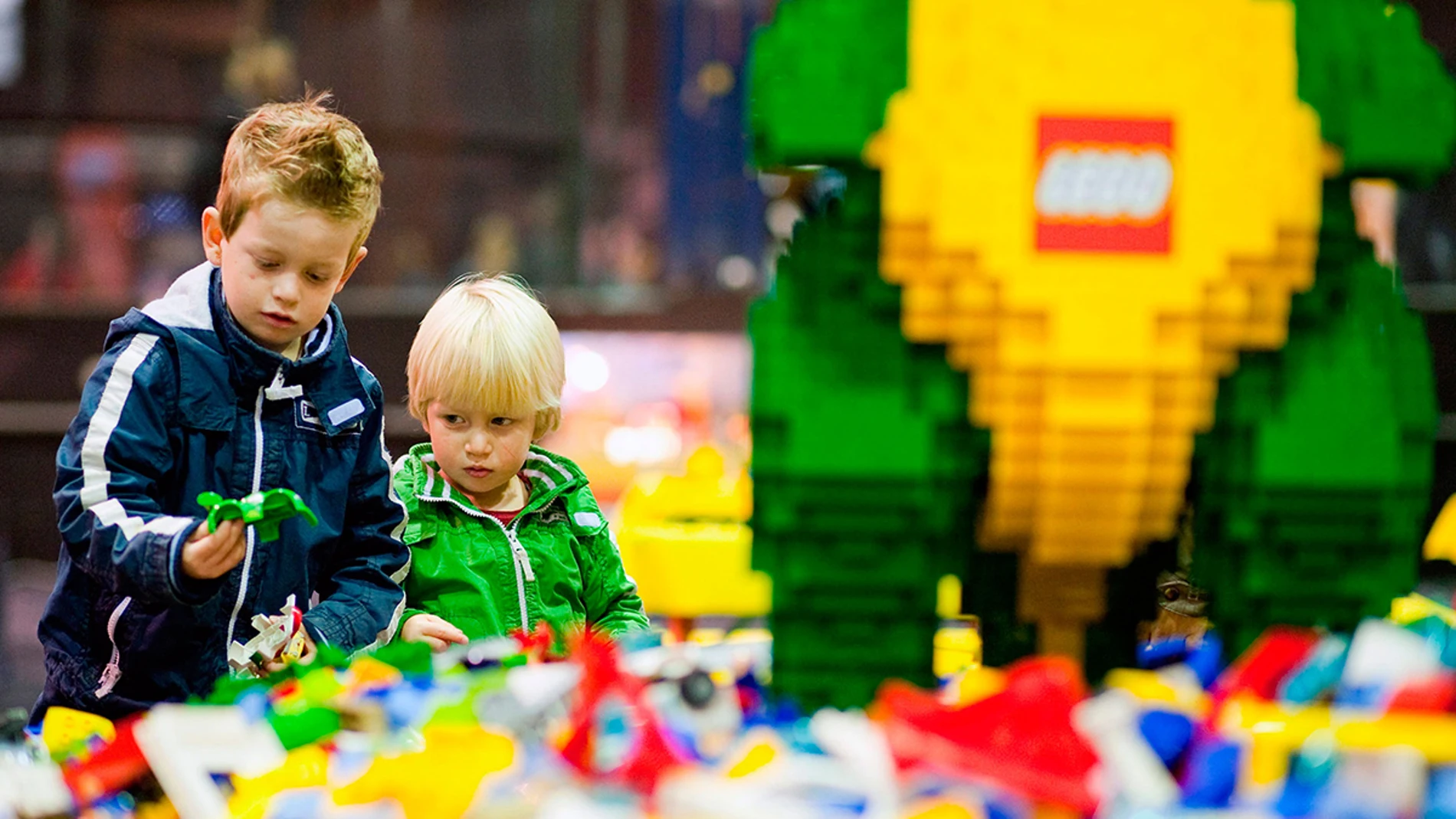 Niños jugando con Lego