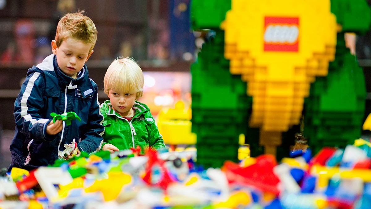 Niños jugando con Lego