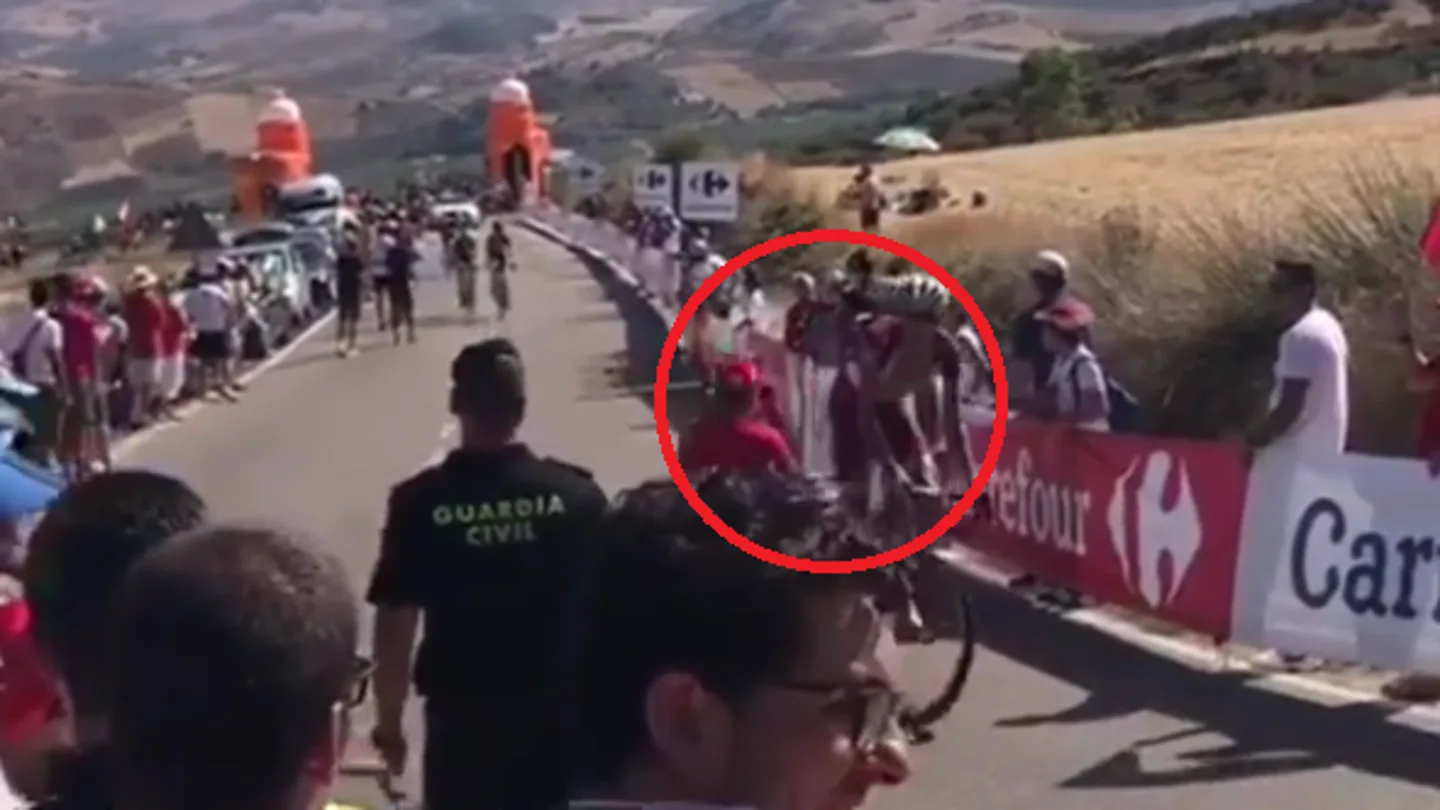 Agresión a un ciclista en plena etapa Agresión a un ciclista en plena etapa