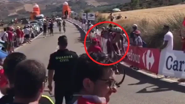 Agresión a un ciclista en plena etapa Agresión a un ciclista en plena etapa