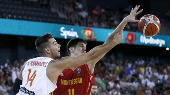 El p&iacute;vot espa&ntilde;ol, Willy Hernang&oacute;mez, lucha por un rebote