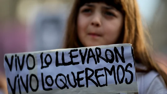 Una mujer se manifiesta por la desaparición de Santiago Maldonado Una mujer se manifiesta por la desaparición de Santiago Maldonado