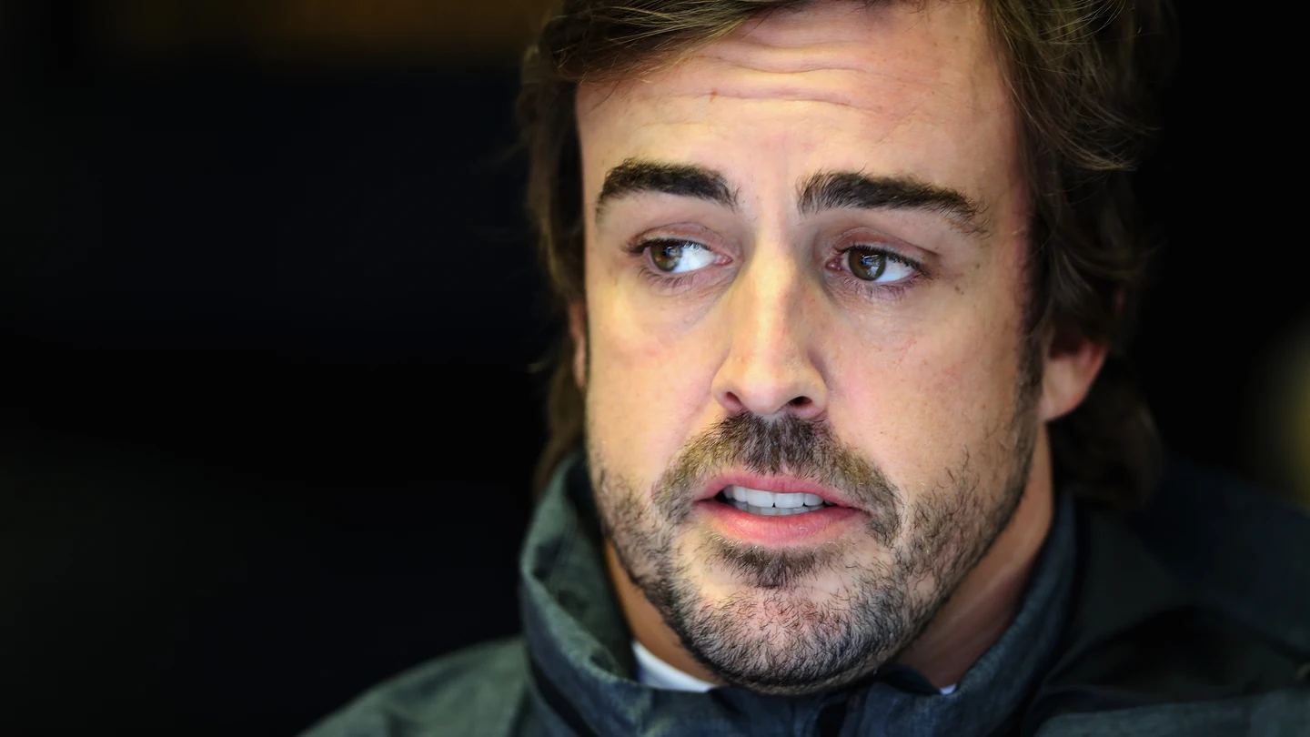 Fernando Alonso charla con los ingenieros de McLaren Fernando Alonso charla con los ingenieros de McLaren