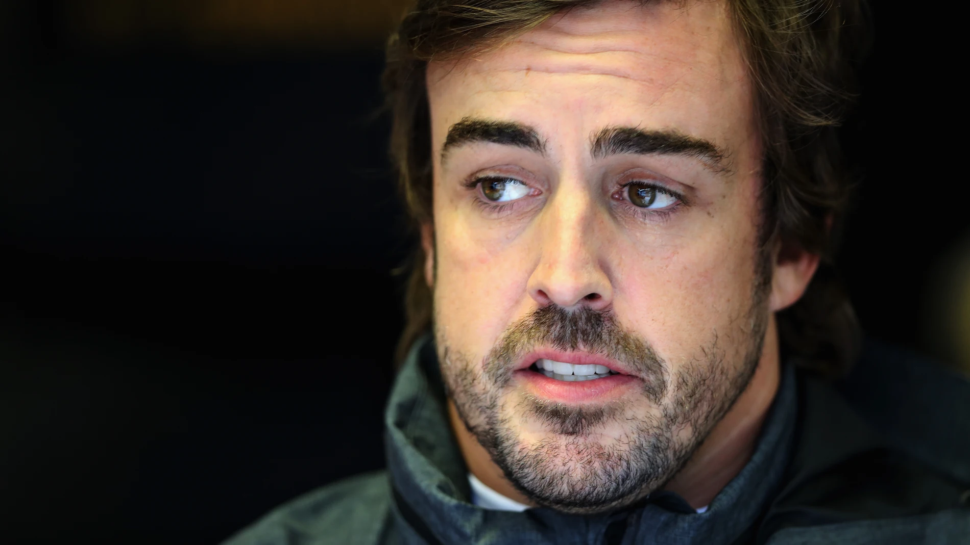 Fernando Alonso charla con los ingenieros de McLaren