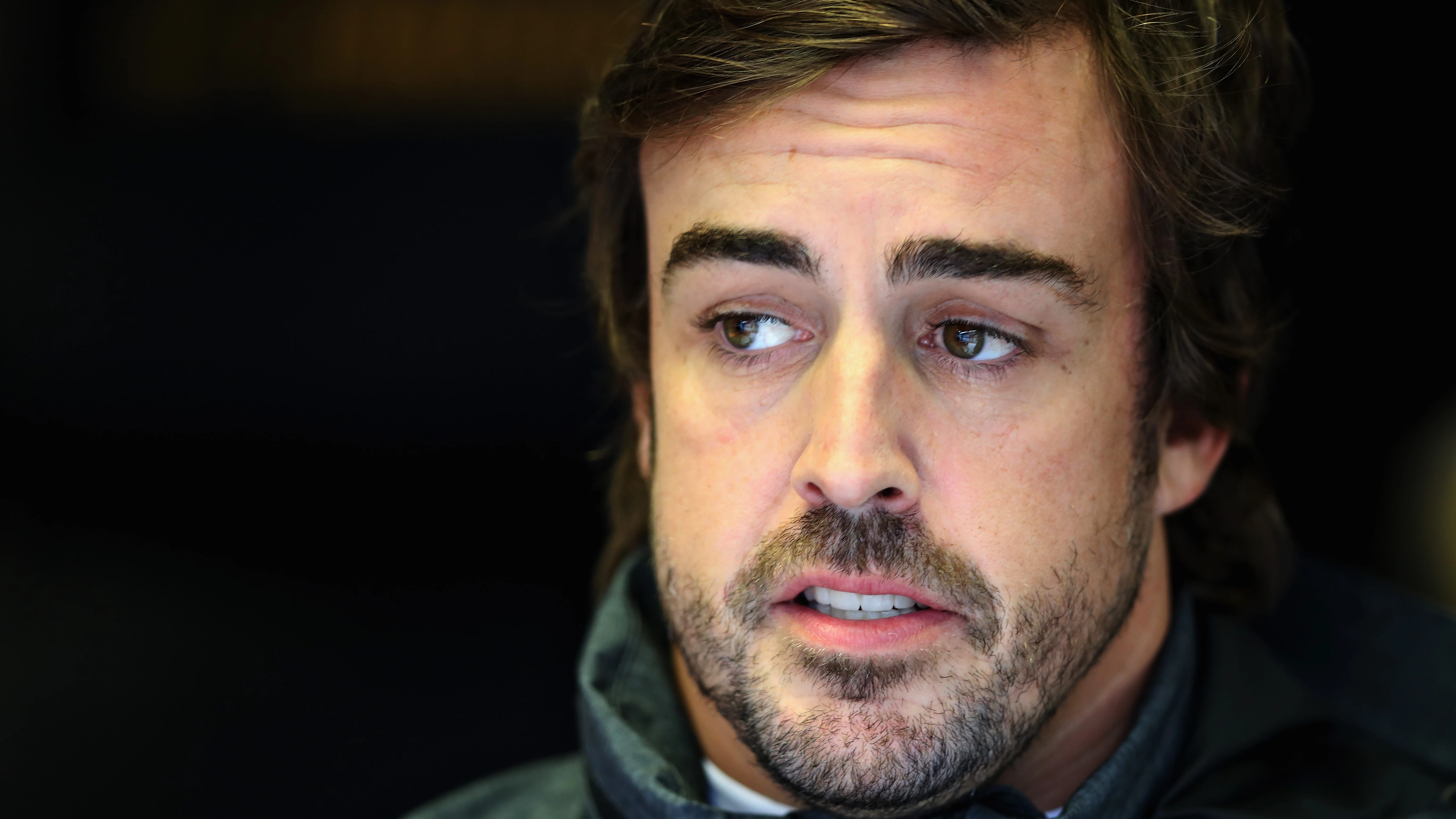 Fernando Alonso charla con los ingenieros de McLaren