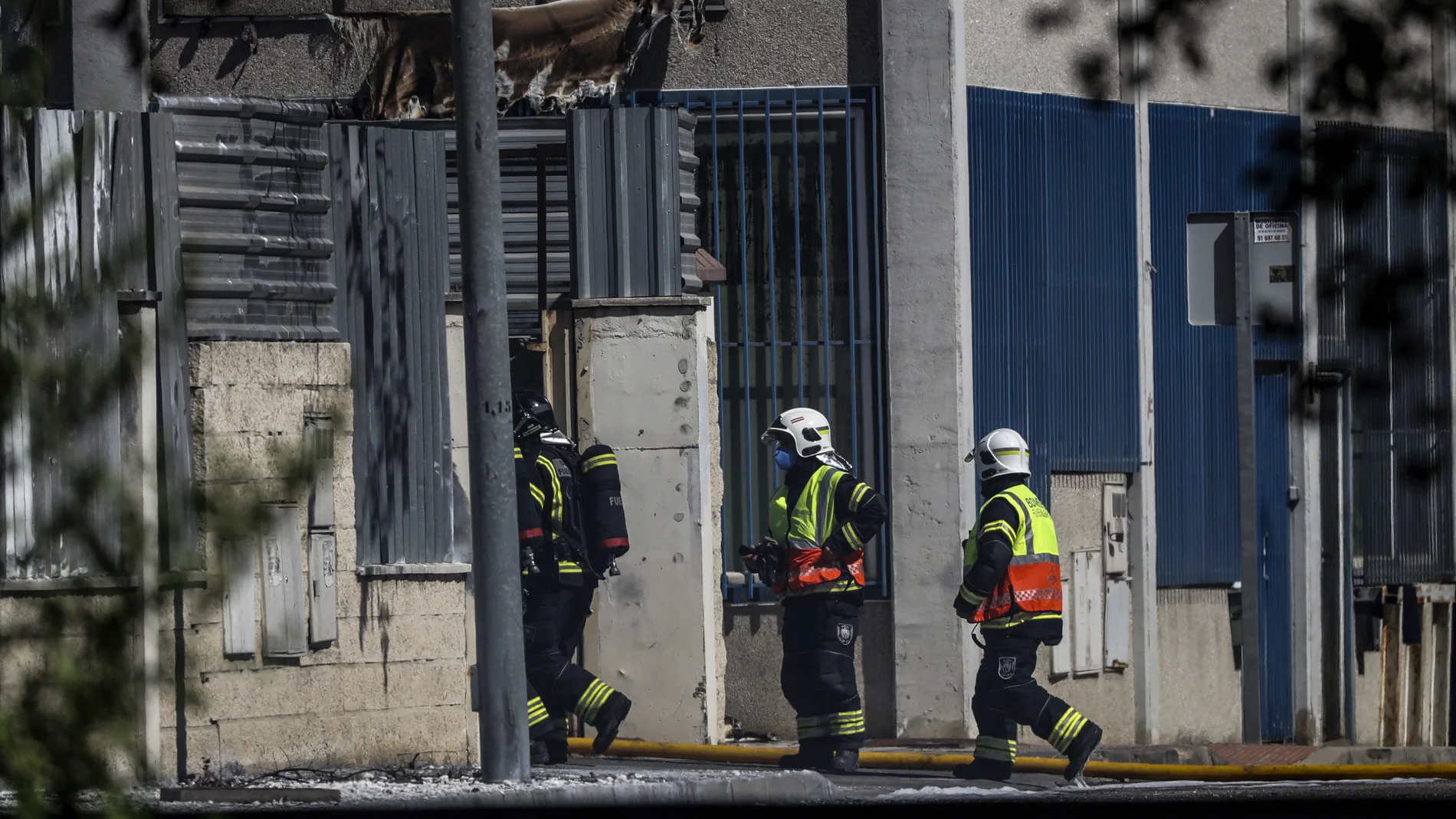Los bomberos trabajan en la extinción del incendio en Fuenlabrada