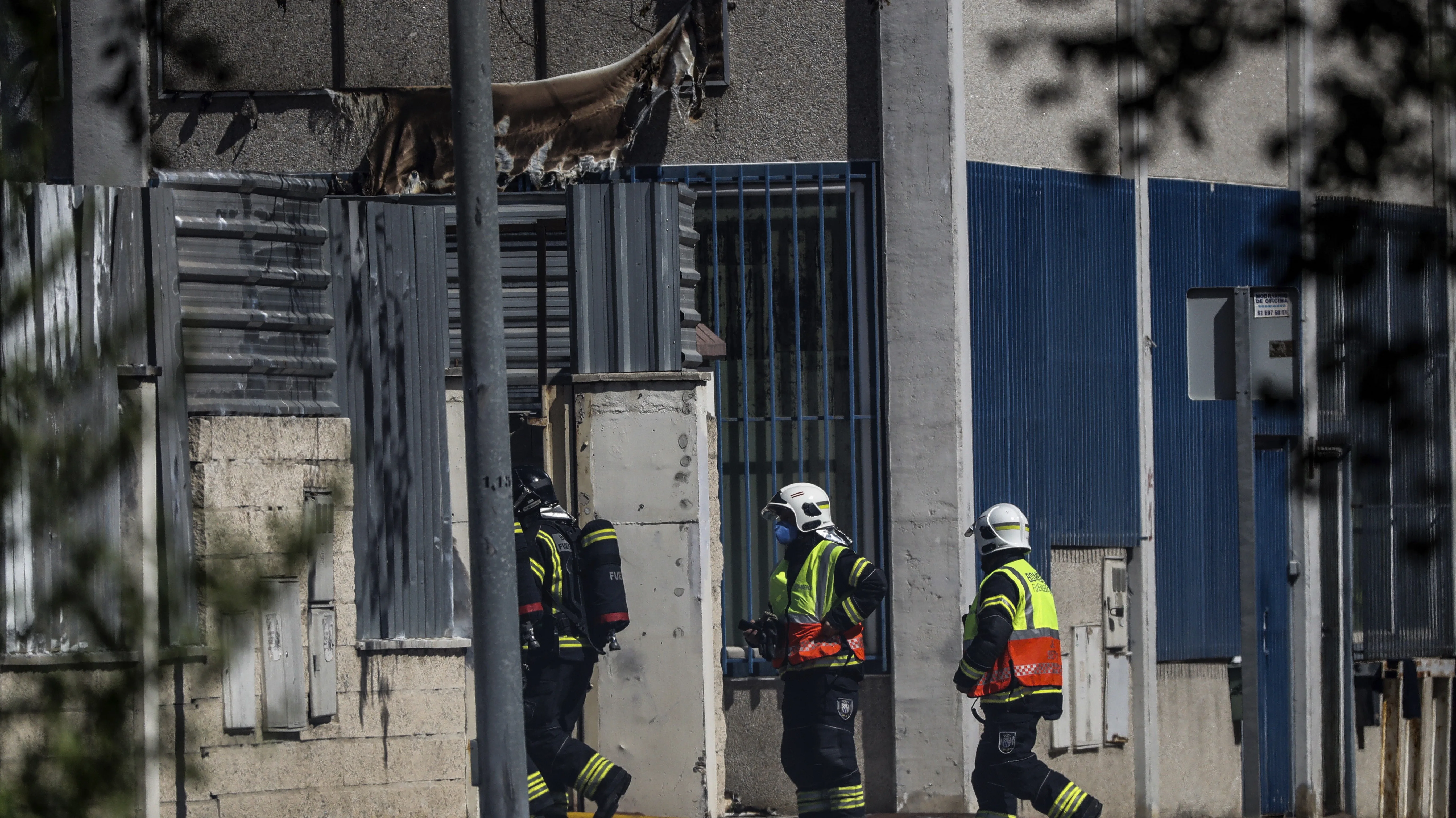 Los bomberos trabajan en la extinción del incendio en Fuenlabrada
