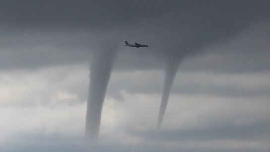 Un avi&oacute;n aterriza entre tornados