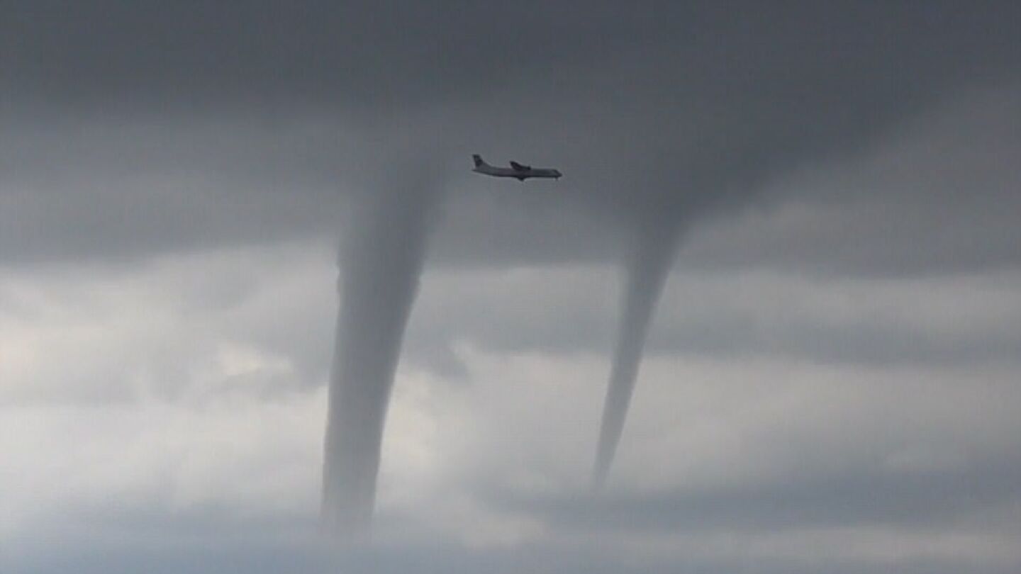 Un avi&oacute;n aterriza entre tornados
