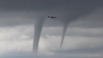 Un avión aterriza entre tornados