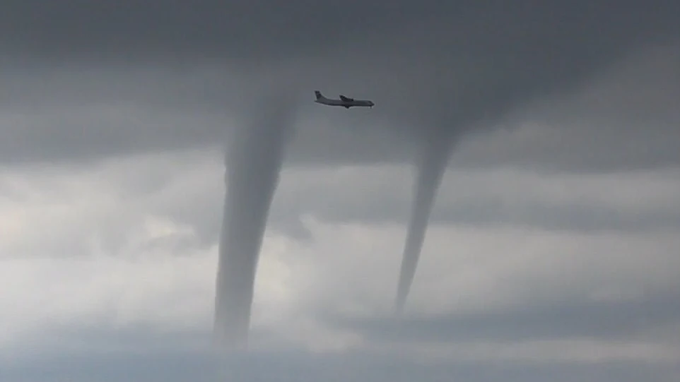 Un avión aterriza entre tornados