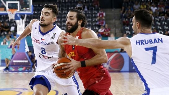Ricky Rubio conduce el bal&oacute;n ante la defensa de los checos