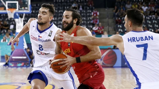 Ricky Rubio conduce el balón ante la defensa de los checos Ricky Rubio conduce el balón ante la defensa de los checos