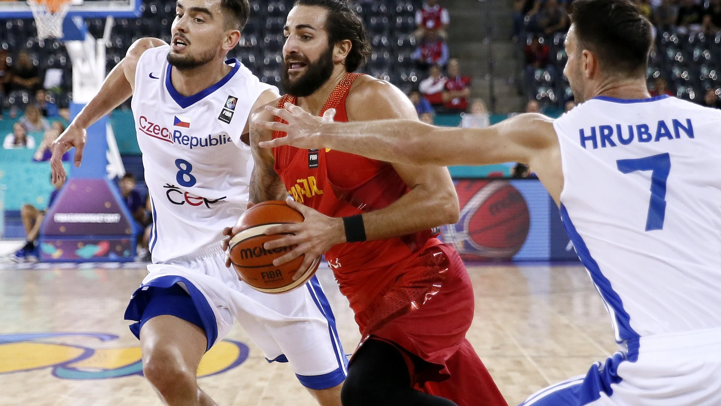 Ricky Rubio conduce el balón ante la defensa de los checos