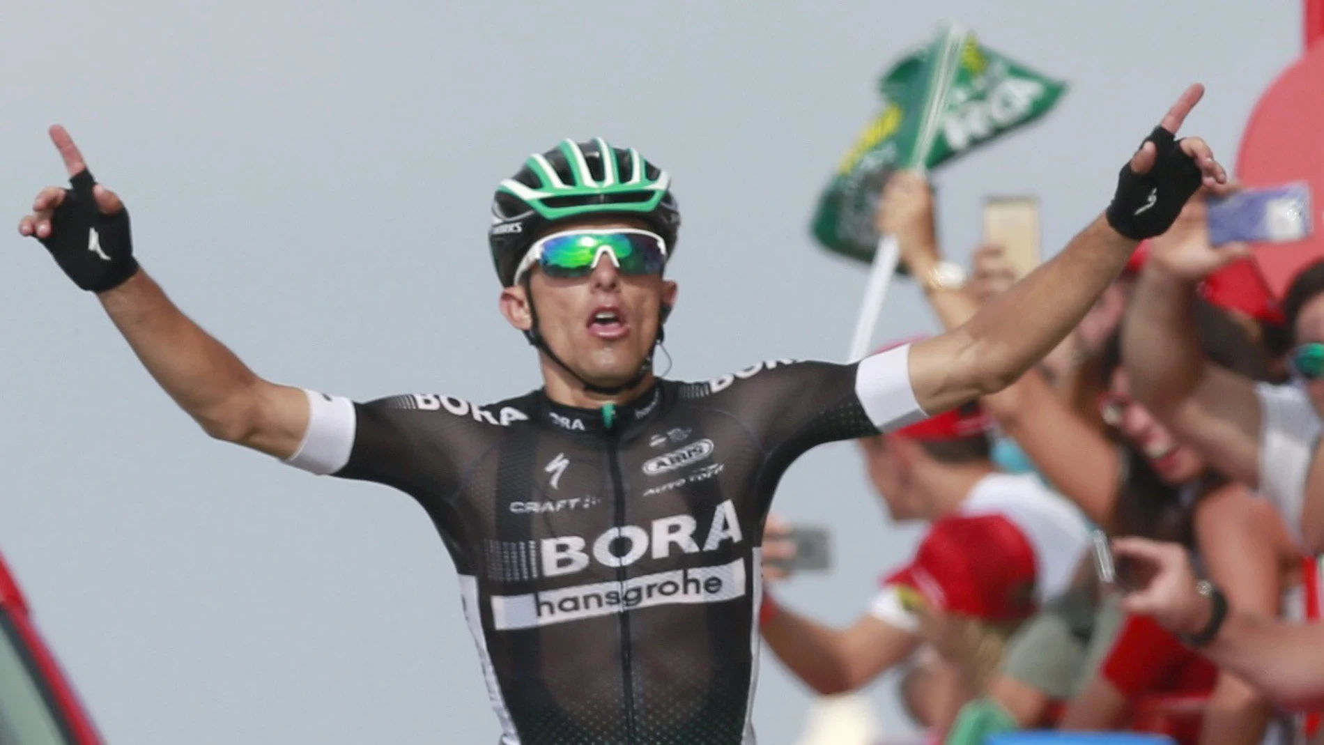 Majka celebra su triunfo en la etapa de la Vuelta
