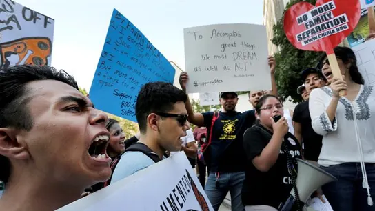 Miles de manifestantes protestan contra la decisión de Trump de derogar el DACA Miles de manifestantes protestan contra la decisión de Trump de derogar el DACA