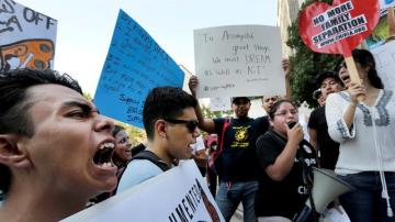 Miles de manifestantes protestan contra la decisión de Trump de derogar el DACA
