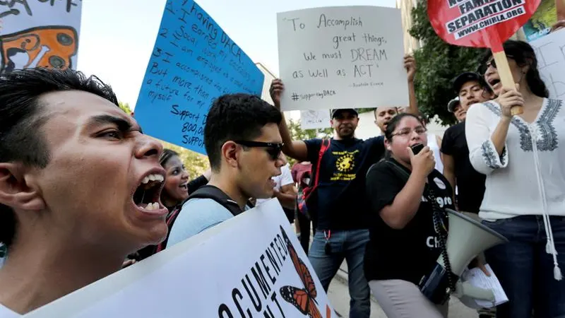 Miles de manifestantes protestan contra la decisión de Trump de derogar el DACA