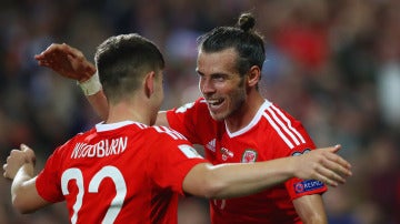 Gareth Bale celebra un gol en la selección de Gales