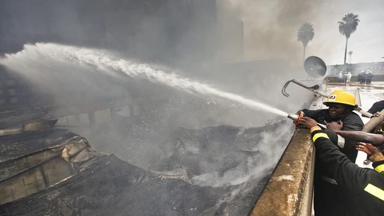 Un equipo de bomberos trabaja para extinguir un incendio en Nairobi (Kenia) Un equipo de bomberos trabaja para extinguir un incendio en Nairobi (Kenia)