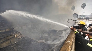 Un equipo de bomberos trabaja para extinguir un incendio en Nairobi (Kenia)